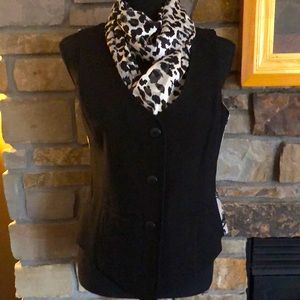 CHICO Black Vest with black & tan/gold patterned back 💐